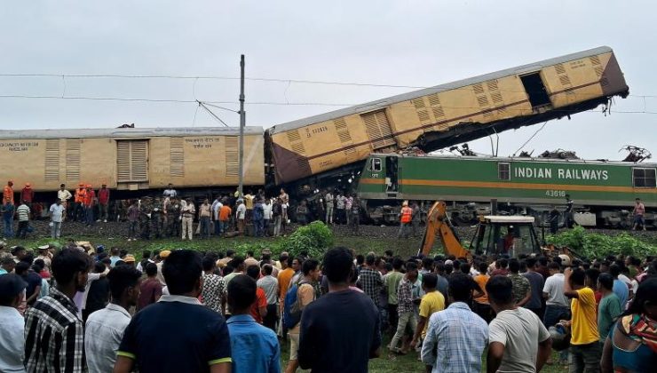 Hindistan’da korkutan tren kazası: 8 kişi hayatını kaybetti