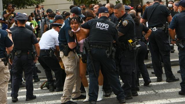 New York Polis Vakfı Galası, protestocuların gösterisiyle karşılandı