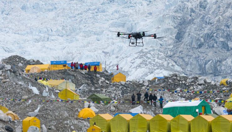 Çinli şirket Everest’teki dağcı kampına dron ile teslimat yaptı