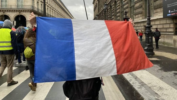 Fransa seçimlerinde aşırı sağ zaferin eşiğinde
