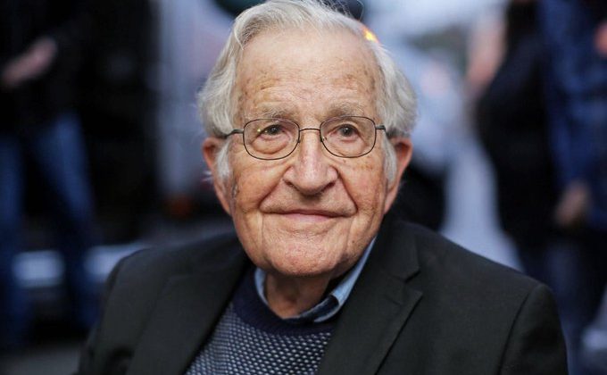Noam Chomsky felç geçirdi