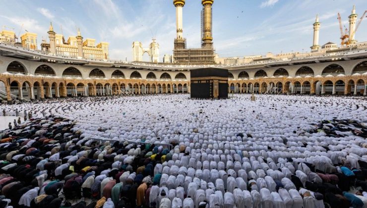 Hacı adayları cuma namazını Mescid-i Haram’da kıldı