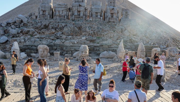 Nemrut Dağı’nı bayramda yaklaşık 8 bin kişi ziyaret etti