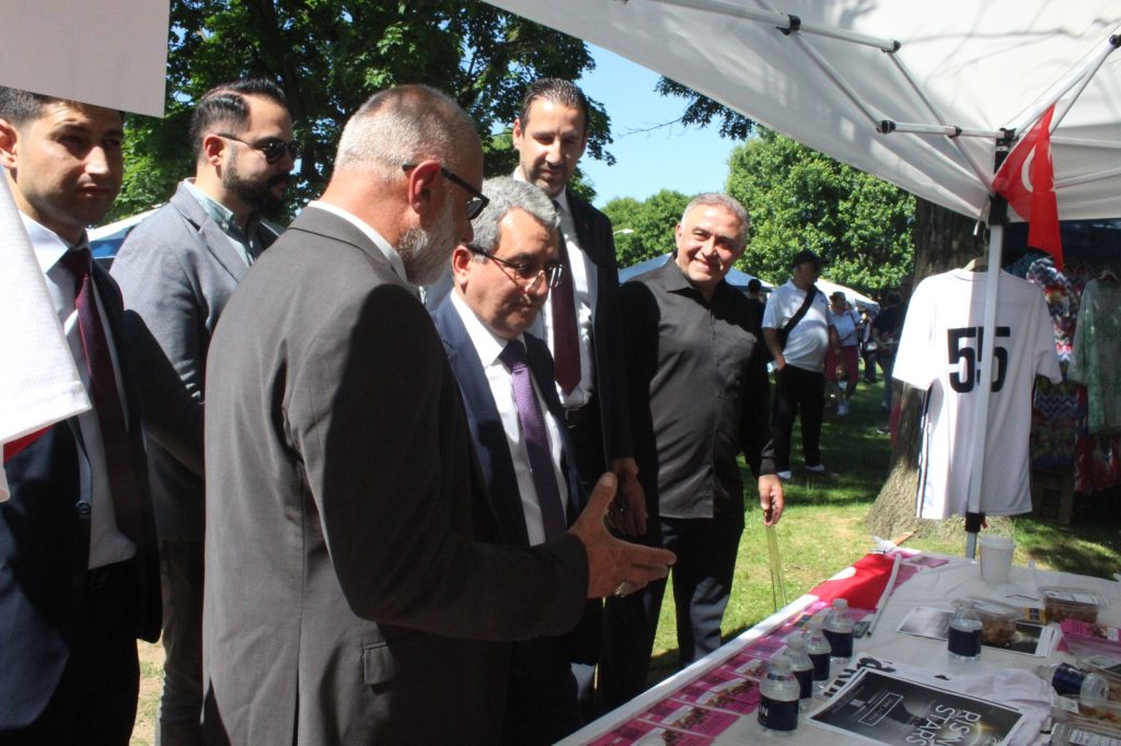 BM Daimi Temsilcisi Ahmet Yıldız ve New York Başkonsolosu Reyhan Özgür standları gezdi.