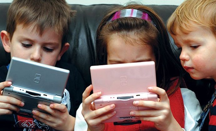 Çocuğuna telefon-tablet veren ebeveynler dikkat