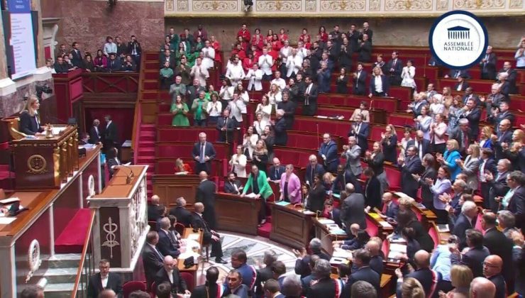 Fransa Ulusal Meclisi’nde yine Filistin krizi çıktı! Vekiller Filistin renklerine büründü!