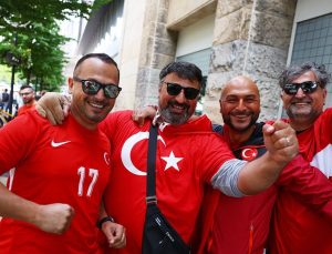 Türk taraftarlar Dortmund’u kırmızı-beyaza boyadı