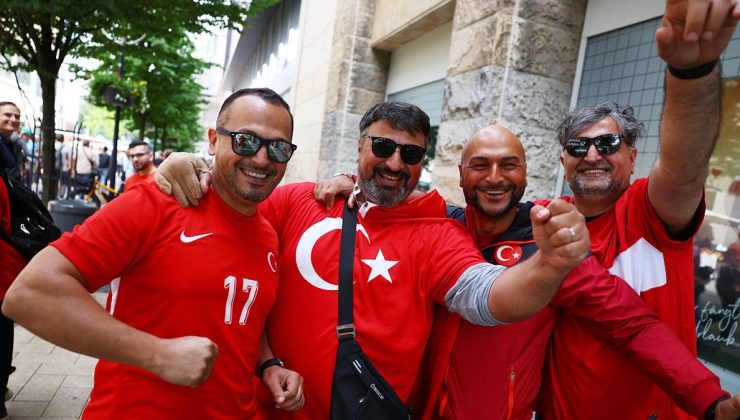 Türk taraftarlar Dortmund’u kırmızı-beyaza boyadı