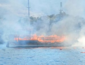 Tur teknesi cayır cayır yandı: Turistler suya atladı