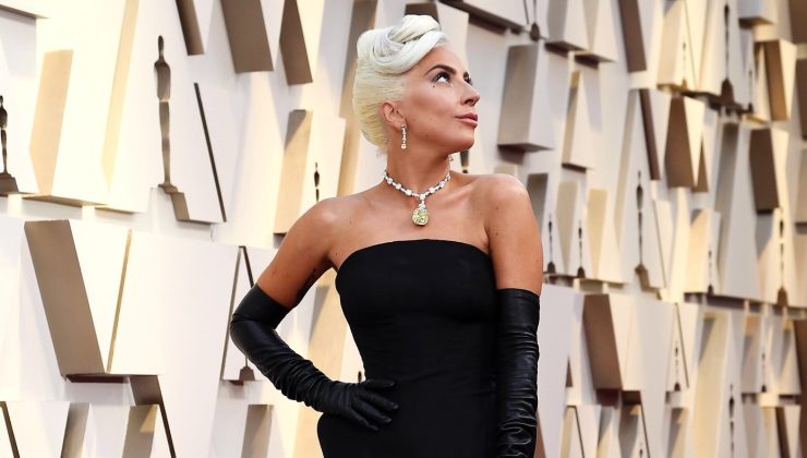 Lady Gaga nişanlandı