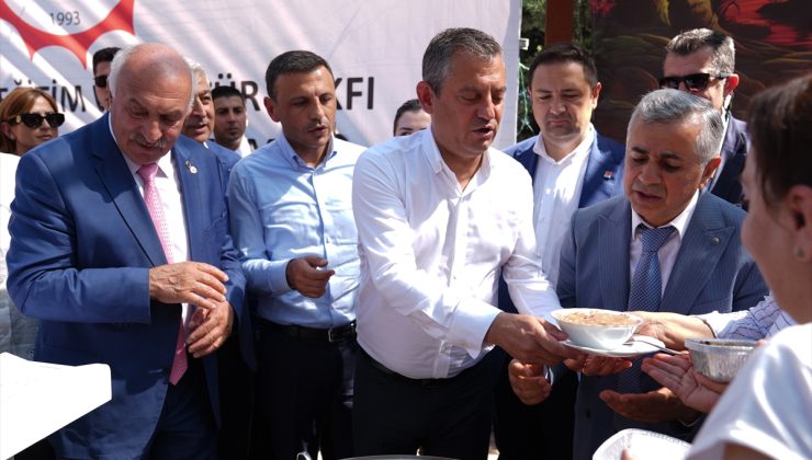CHP Genel Başkanı Özel, Erikli Baba Cemevi’nde aşure dağıttı