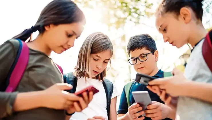 Los Angeles okullarında akıllı telefon yasaklanıyor!