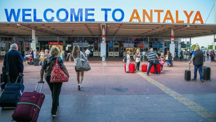 Antalya Havalimanı’nda yolcu ve uçak trafiği rekoru