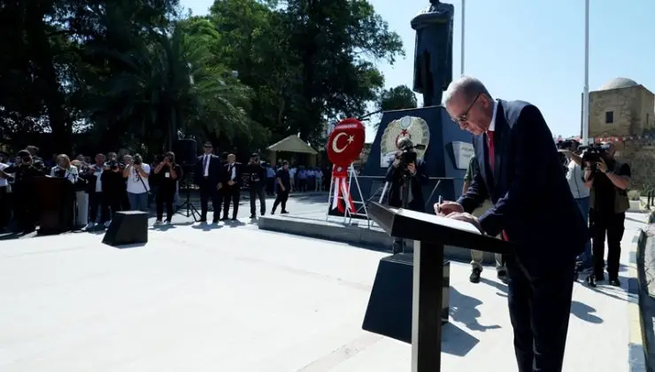 Cumhurbaşkanı Erdoğan, KKTC’de Atatürk Anıtına çelenk sundu
