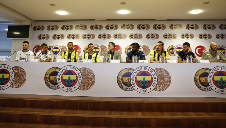 Fenerbahçe’de 7 futbolcu için imza töreni düzenlendi
