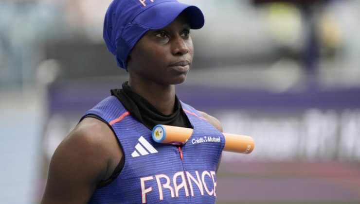 Başörtüsü takmasına izin verilmeyen Fransız atlet açılış törenine şapkayla katıldı