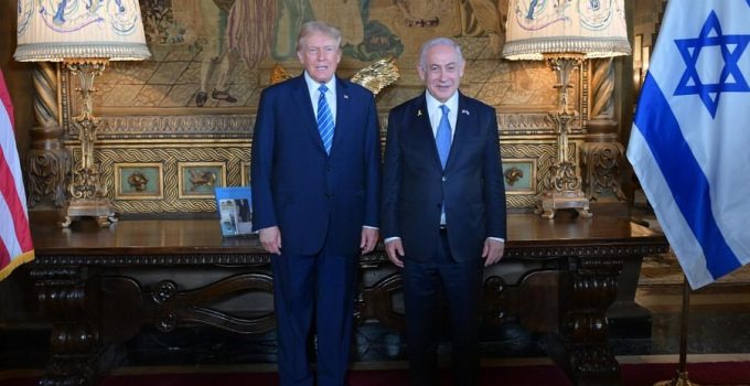 Trump Netanyahu’yu evinde ağırladı