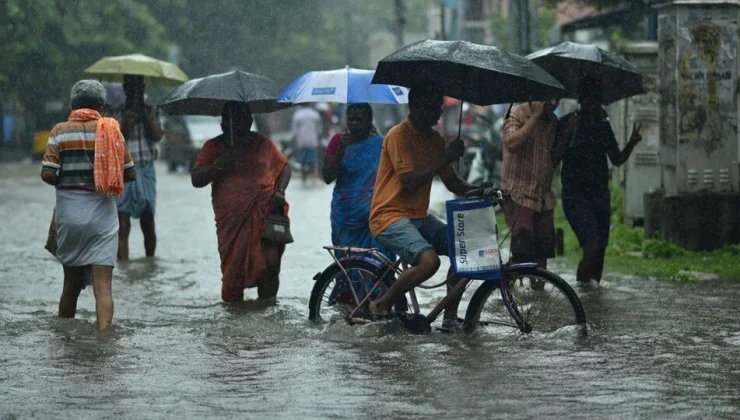 Hindistan’da aşırı yağışlar 90 can aldı