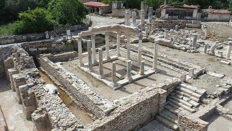 “Gladyatörler kenti”ndeki 1414 yıllık sütunlar ayağa kaldırılıyor