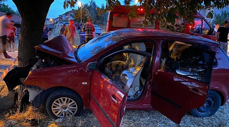  Ağaca çarpan otomobildeki 2 çocuk öldü