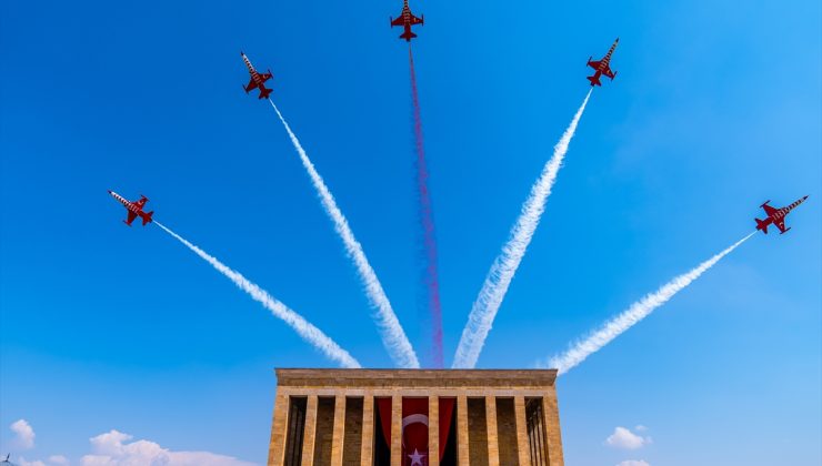 Türk Yıldızları’ndan 30 Ağustos’a özel Anıtkabir saygı uçuşu