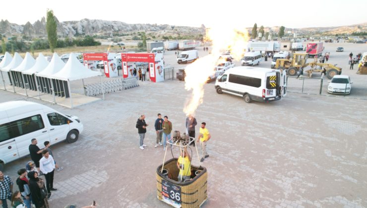 Kapadokya’da figürlü balonların gösteri uçuşuna ‘rüzgar’ engeli