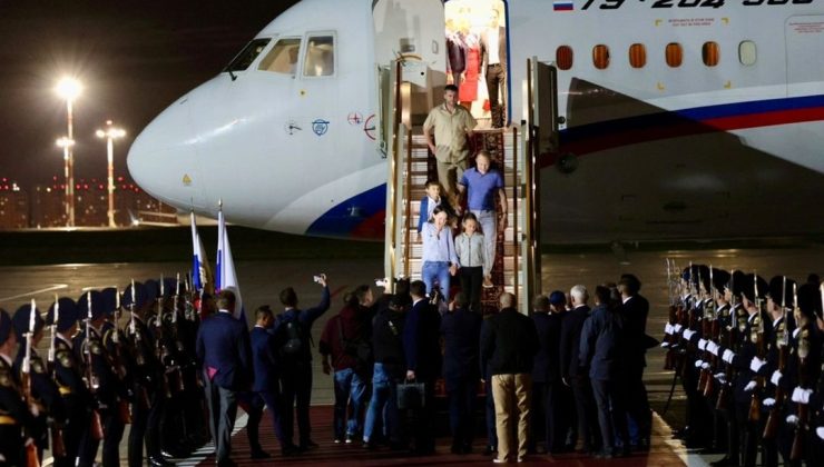 Putin, Rusya’ya dönenleri havalimanında karşıladı