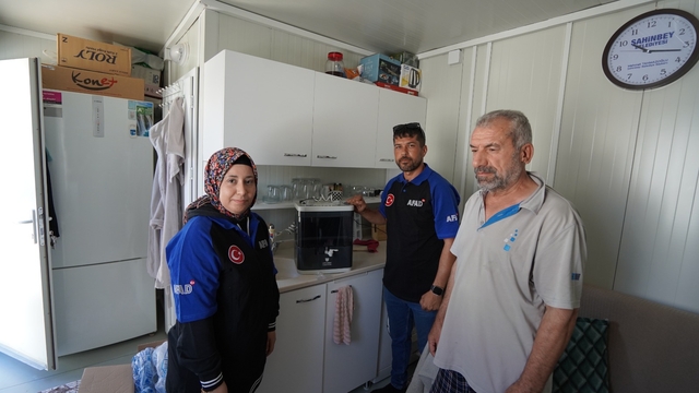 Afetzedelere portatif su arıtma cihazı dağıtıldı