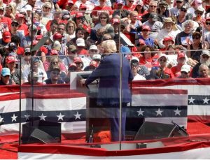 Trump, Kuzey Karolina’da kurşun geçirmez camların arkasında miting düzenledi