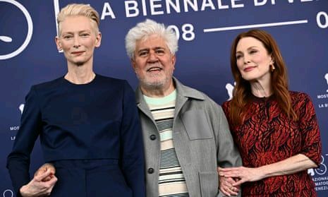 Pedro Almodovar’ın yeni filmi ‘Yandaki Oda’, 17 dakika boyunca ayakta alkışlandı