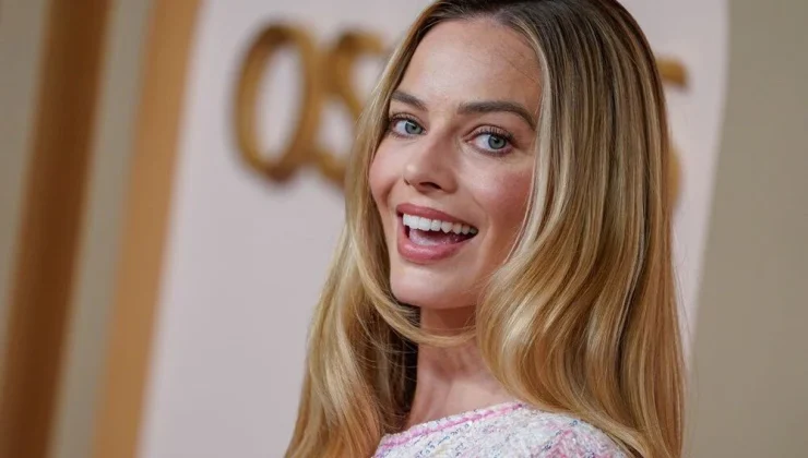 Karnı burnunda Margot Robbie kırmızı halıda