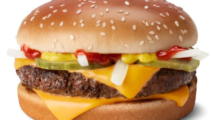 McDonald’s’ta Quarter Pounders menüye geri döndü, salgının kaynağı et değilmiş!