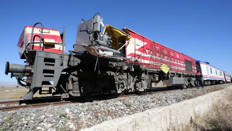 Muş’ta tren kazası: Makinist kabini gövdeden ayrıldı