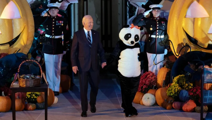 Beyaz Saray Cadılar Bayramı’nı kutluyor: First lady panda oldu