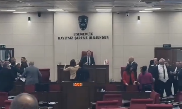 KKTC’de Milletvekili Meclis Başkanına su fırlattı