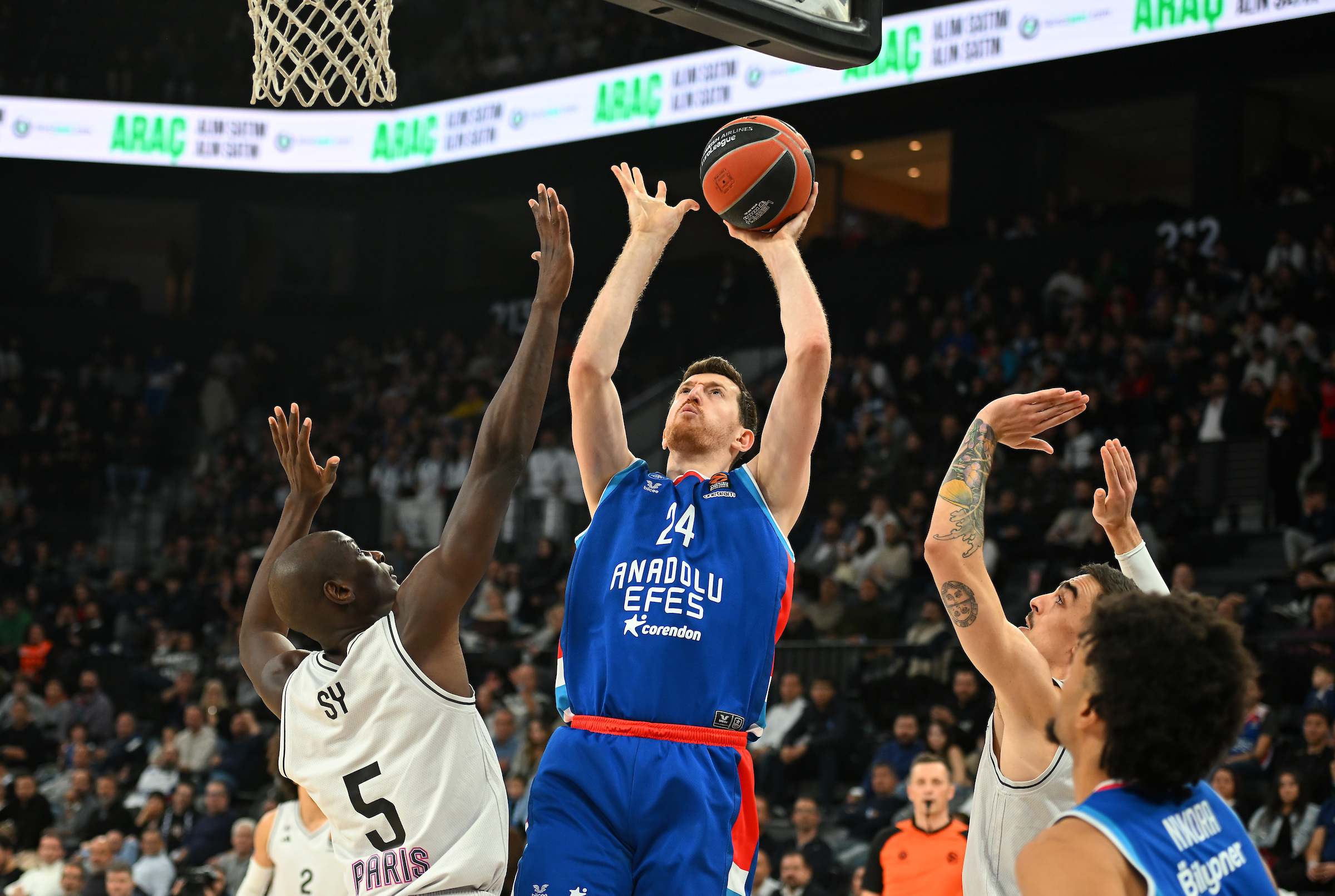 Anadolu Efes yeni evine alışamadı