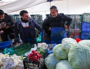 Özgür Özel’den pazarcı esnafına ziyaret: Önlük taktı, satış yaptı