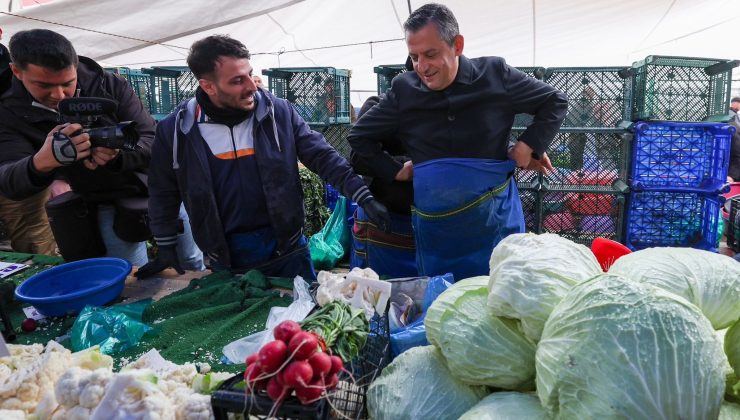 Özgür Özel’den pazarcı esnafına ziyaret: Önlük taktı, satış yaptı