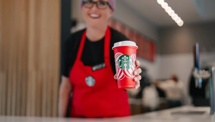 Starbucks, geleneksel Kırmızı Bardak Günü’nde ABD satışlarında rekor kırdı