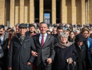 Özgür Özel öğretmen anne ve babasıyla Anıtkabir’de