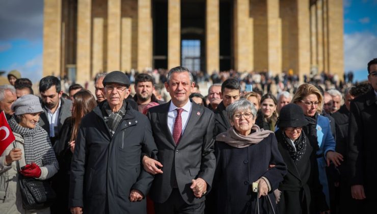 Özgür Özel öğretmen anne ve babasıyla Anıtkabir’de