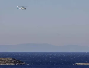 Sisam Adası açıklarında mülteci botu battı