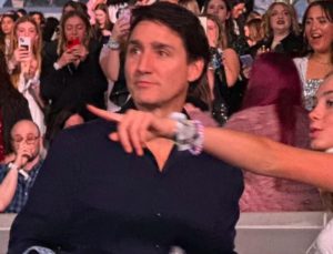 Montreal yanarken, Trudeau Taylor Swift konserinde eğlendi