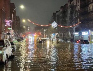 New York’ta patlayan su borusu sokakları sular altında bıraktı