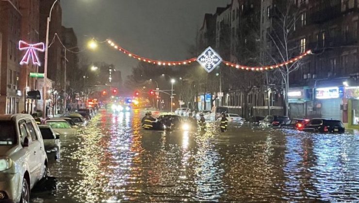 New York’ta patlayan su borusu sokakları sular altında bıraktı