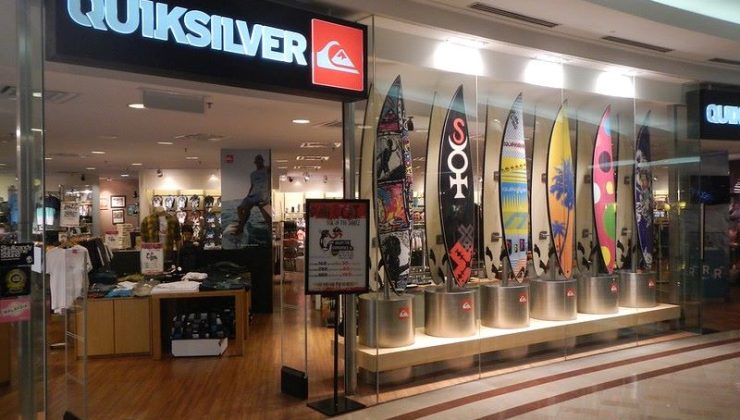 Quiksilver ve Billabong’un sahibi iflas etti, Yüzlerce mağaza kapanıyor!