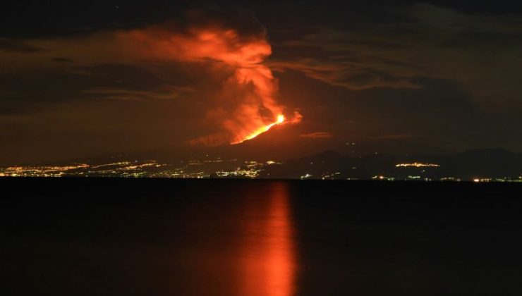 Etna Yanardağı patladı, turistler akın etti!