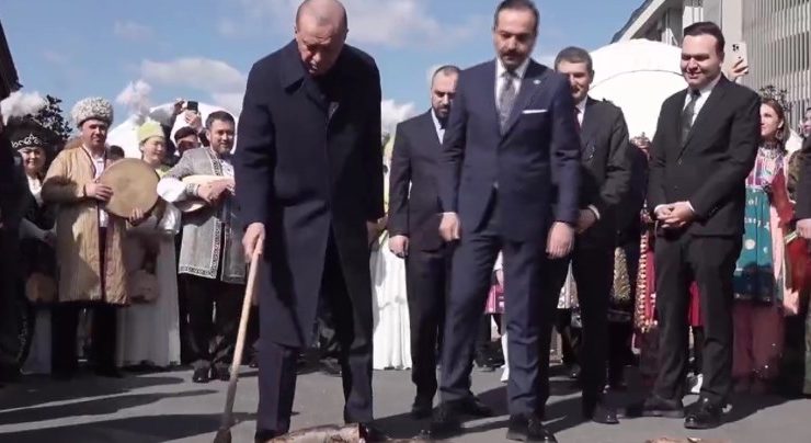 Erdoğan, Nevruz ateşini yakıp üzerinden atladı