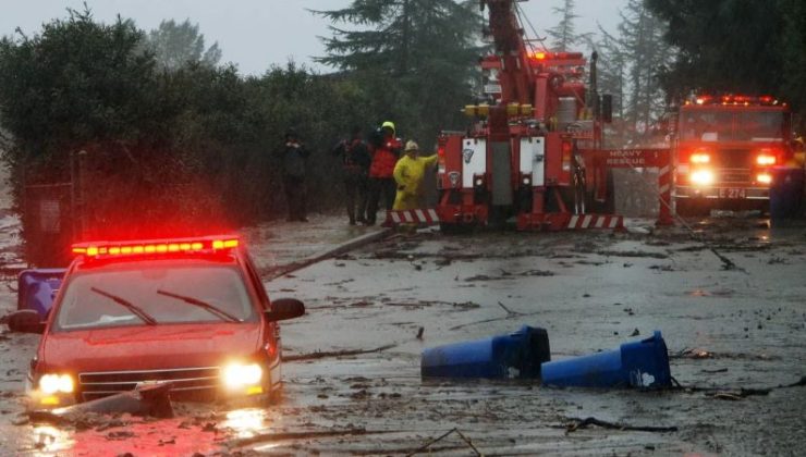 California’da sel ve heyelan: Araçlar mahsur kaldı