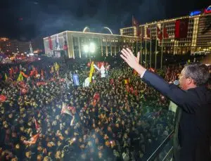 Saraçhane’de 2. gece: CHP lideri Özgür Özel ve Mansur Yavaş seslendi